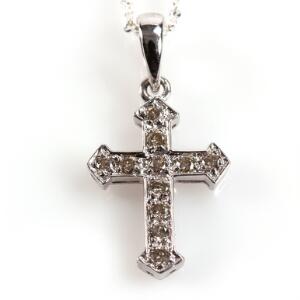 Diamantvedhæng af 14 kt. hvidguld i form af kors, prydet med brilliantslebne diamanter. L. ca. 2 cm. Kæde af sterling sølv medfølger. L. ca. 45 cm.