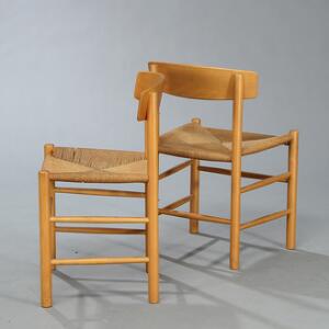Børge Mogensen Folkestolen. Et par sidestole af bøg. Sæder udspændt med flettet papirgarn. Model J39. Udført hos FDB Møbler. 2