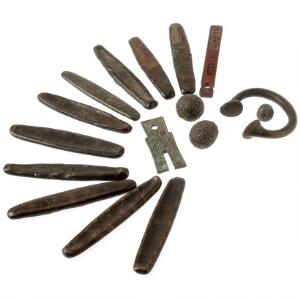 Samling primitive betalingsmidler, bl.a. kanomønter 10 stk., manilla ring, spademønt, bambusmønt samt metalkugler 3 til beskyttelse mod onde ånder
