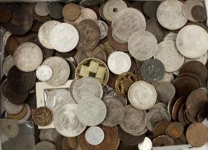 Samling af diverse mønter fra hovedsagelig Danmark, Norge, Sverige, England og Tyskland med en del sølvmønter iblandt