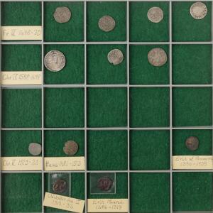 Lembit Møntskab med 8 bakker med pæn samling Borgerkrig - Chr. IX bl.a. Hans, hvid, Chr. II, klipping, Chr. IV, 4 sk. 1645, Fr. III, 2 sk. 3 stk. m.m.