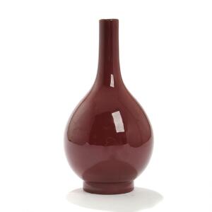 Kinesisk vase af porcelæn, dekoreret i okseblodsglasur. 19. årh. H. 22.