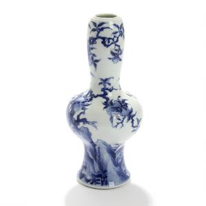 Orientalsk gourdformet vase af porcelæn, dekoreret i underglasur blå med bølger og frugtgrene. Stemplet. 19. årh. H. 33.