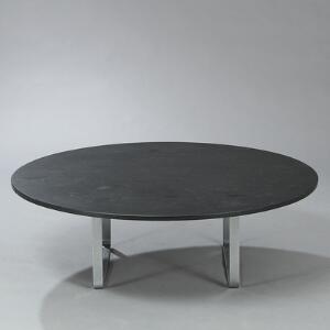 Hans J. Wegner 800-serien. Cirkulært sofabord med stel af stål, plade af sort, poleret skifer.