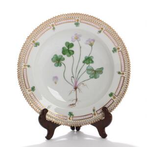 Flora Danica. Dyb tallerken af porcelæn, Kgl. P., dekoreret i farver og guld med blomster. Nr. 2546. Diam. 22,5.