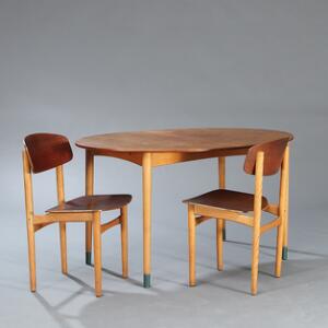 Børge Mogensen Spisestuemøblement af teak og bøg bestående af ovalt spisebord med udtræk og en tillægsplade samt fire sidestole. 6