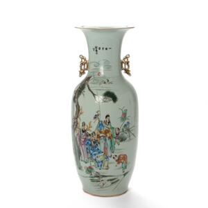 Kinesisk vase af porcelæn, balusterformet dekoreret i farver med fornemme herrer og børn i sceneri, modsatte side med tekst. 20. årh. H. 58 cm.