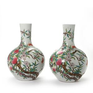Et par flaske vaser af porcelæn, dekorerede i farver med De ni ferskner. Mærket Yongzheng. Kina, 20. årh. H. 53 cm. 2