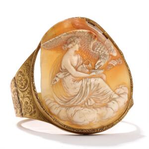 Camé-armring af 14 kt. guld, prydet med defekt udskåret camé i form af Ganymedes med ørnen. Front H. 6,5. 19. årh.