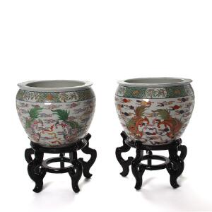 Et par kinesiske fiskebassiner af porcelæn dekorerede i farver, på stand af træ. 20. årh. H. 30. Diam. 36 cm.