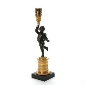 Bordlampe af forgyldt og patineret bronze med putti. Sammensat. Delvis 19. årh. H. 41,5 cm.