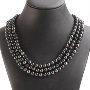 Perlehalskæde prydet med peacockfarvede ferskvands kulturperler. Perlediam. ca. 0,5 cm. L. ca. 146 cm.