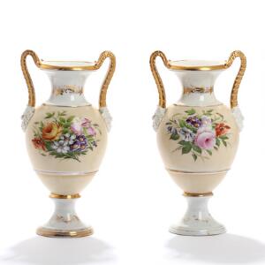 Et par prydvaser af porcelæn, BG, dekorerede i farver og guld med brogede blomster, hanke med maskaroner. 19. årh. H. 34. 2