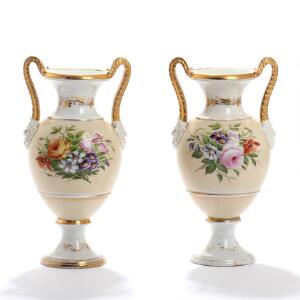 Et par prydvaser af porcelæn, BG, dekorerede i farver og guld med brogede blomster, hanke med maskaroner. 19. årh. H. 34. 2