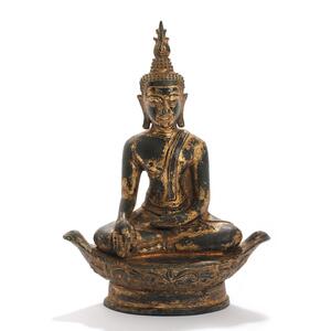 Thailandsk Buddha af delvis bemalet og forgyldt bronze siddende i mediterende stilling på trone. 19. årh. H. 41.