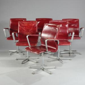 Arne Jacobsen Oxford. Seks armstole med skal af formpresset finér, sæde og ryg med patineret bordeauxfarvet skind. Model 3271. 6