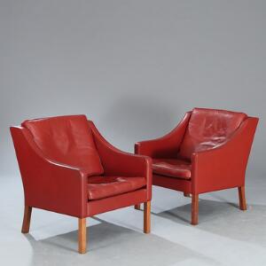 Børge Mogensen Et par lænestole opsat på ben af mahogni. Sider, ryg samt løse hynder betrukket med rødt farvet skind. Model 2207. 2