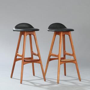 Erik Buck Et par barstole med stel af teak, sæde betrukket med sort vinyl.  Model OD 61. Udført og mærket hos Oddense Maskinsnedkeri. H. 75. 2