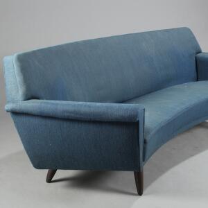 Dansk design Fritstående tre-personers bananformet sofa med blå uld, ben af mørkbejdset træ. L. 230.