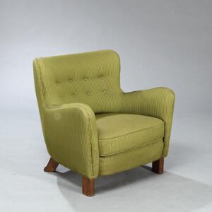 Fritz Hansen Lænestol med ben af bejdset eg. Sæde, sider samt dybthæftet ryg betrukket med grønt stribet stof.