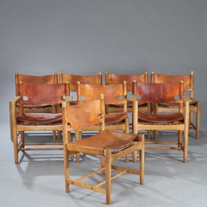 Børge Mogensen Sæt på otte stole af eg bestående af seks sidestole samt to armstole. Sæde og ryg udspændt med patineret kernelæder. 8