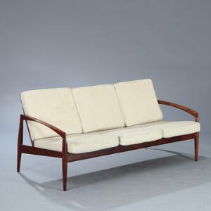 Kai Kristiansen Tre-pers. sofa med stel af palisander. Løse hynder i sæde og ryg betrukket med lyst stof. Model 121. L. 167.