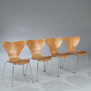 Arne Jacobsen Syveren. Sæt på fire stabelstole med stel af stål, skalformet sæde og ryg af eg. Model 3107. Udført hos Fritz Hansen. 4