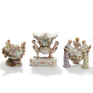 Tre opsatse af porcelæn rigt dekorerede med pousserede blomster, putti og musicerende kvinder. Pseudo mærker. 21. årh. H. 20-26. 3