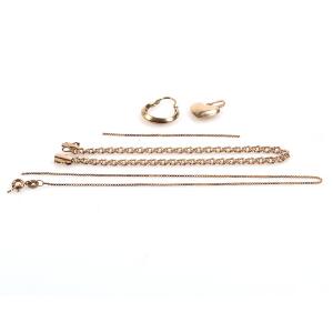 Smykkesamling af 8 kt. guld bestående af armbånd, halskæde, vedhæng og ørestik. 4