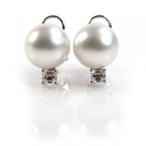 Et par South Sea perle- og diamantørestikker af 18 kt. hvidguld hver prydet med South Sea kulturperle og aftagelig smaragdslebet diamant. Perlediam. ca. 12 mm.