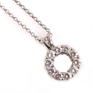 Diamantvedhæng med tilhørende halskæde af 18 kt. hvidguld prydet med talrige brillantslebne diamanter. L. 42 og 1,5 cm.