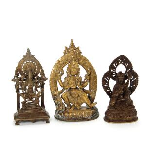 Tre orientalske gudefigurer af delvist patineret bronze. 18.-19. årh. H. 18,5-22. 3