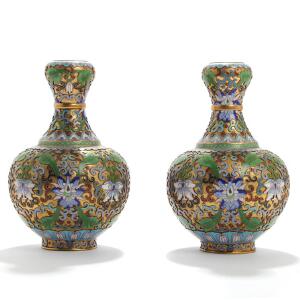 Et par kinesiske cloisonné vaser i russisk stil, dekorerede i farver med blomster og blade med borter på guld grund. 19. årh. H. 18. 2