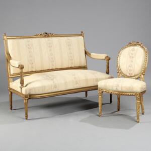 Sofa samt stol af rigt udskåret og forgyldt træ. Louis XVI form. 19.-20. årh. Sofa L. 135. 2