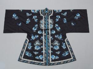 Kinesisk dame kimono af mørkeblå silke, broderet med blomster. 20. årh. L. ryg 119 cm.