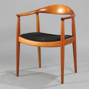 Hans J. Wegner The Chair. Armstol af mahogni, sæde med sort uld. Model JH 503. Udført hos snedkermester Johannes Hansen, København.