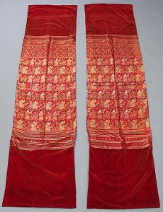 To kinesiske tekstil vævninger i rødt med guld med kinesiske figurer på række. 20. årh. L 290164 cm. B. 67. 2