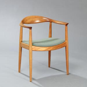 Hans J. Wegner The Chair. Armstol af mahogni, sæde betrukket med grøn nistret uld. Model JH 503. Udført hos snedkermester Johannes Hansen, København.