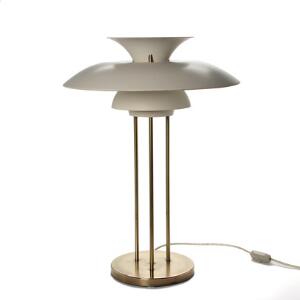 Poul Henningsen PH-5. Bordlampe med skærme af hvidt metal, trebenet stel, fod og topplade af messing.