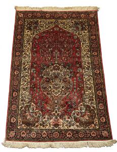 Kashmir tæppe, silke på uld, prydet med klassisk design på rød bund. Indien. 20. årh. 184 x 116.