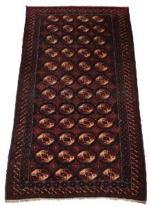 Persisk tæppe prydet med gentagelsesmønster på mørk bund. 20. årh. 276 x 147.
