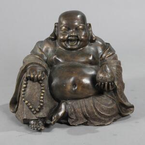 Happy Buddha. Figur af patineret bronze. 20. årh. H. 48.