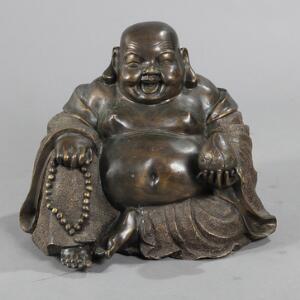 Happy Buddha. Figur af patineret bronze. 20. årh. H. 48.