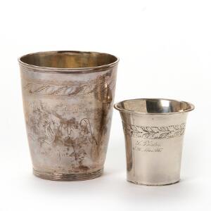 To empire bægere af sølv, indvendig forgyldte, punslet med bladværk. København, 19. årh. H. 5-8,5 cm. Vægt 130 gr. 2