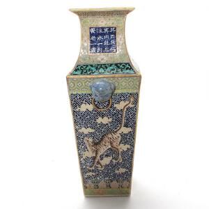 Kinesisk famile verte vase af porcelæn, firsidet dekoreret med kostbare ting, poesi samt scener i kartoucher, bund mærket Wanli, 20. årh. H. 54 cm.