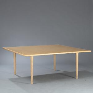 Hans J. Wegner Kvadratisk spisebord af ask opsat på runde tilspidsende ben. Udført og mærket hos PP Møbler.