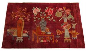 Kinesisk tæppe prydet med vaser, blomster og grene på rød bund. Ca. 1910. 205 x 133.