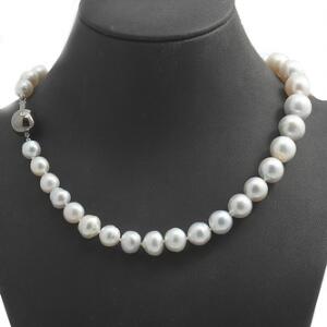 Perlehalskæde prydet med semibarokke ferskvands kulturperler og med lås af oxideret sterling sølv prydet med brilliantslebet diamant. Perlediam. ca. 0,5-1,0 cm.