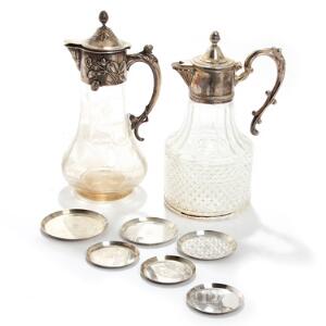 To karafler af glas med monteringer af sølv og sølvplet samt flaskebakke og fem glasbakker af sterlingsølv. 20. årh. 8