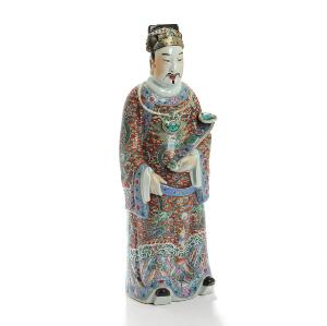 Kinesisk herre. Figur af porcelæn dekoreret i farver. Mærke under bunden. 20. årh. H. 59.